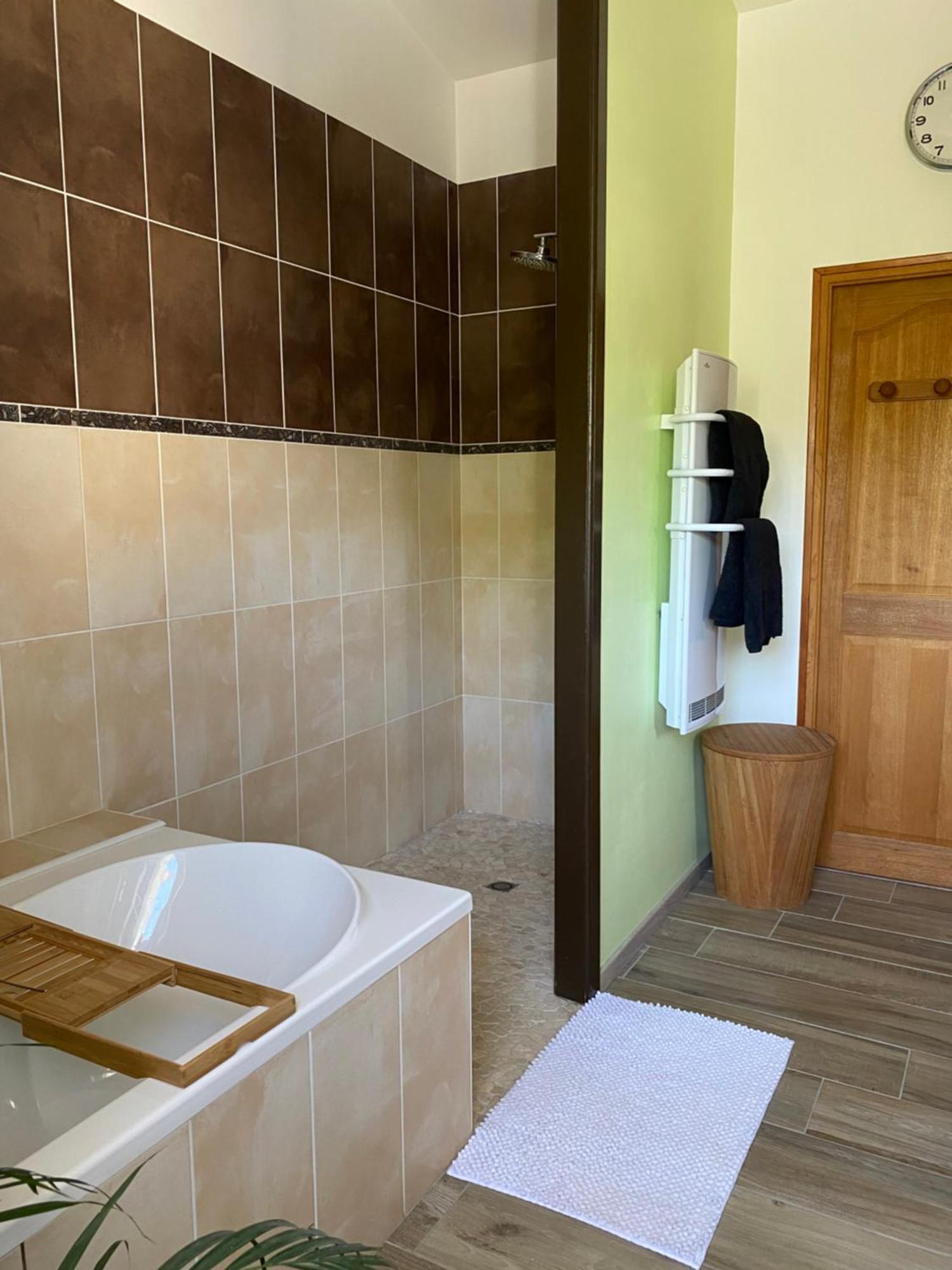 Villa Les 5 Timbres à Montpellier-de-Médillan Extérieur photo